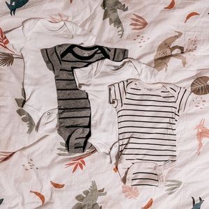 4 pack 0-3 month Gerber onesies